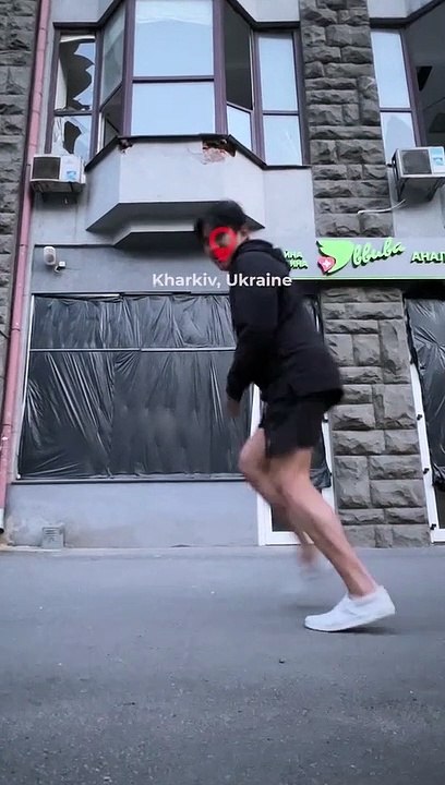 Il loue un Airbnb en Ukraine pour faire des vues sur TikTok et se retrouve dans une zone bombardée