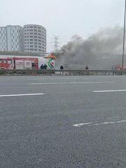 BAĞCILAR'DA PLASTİK SANDALYE YÜKLÜ TIR'DA YANGIN