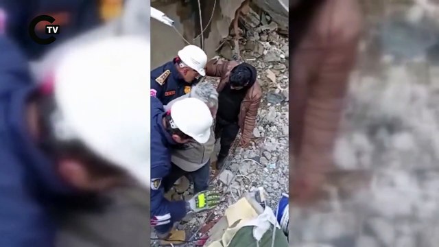 İtfaiye eri enkazdan çıkardıkları yaşlı adama kendi botlarını verdi.