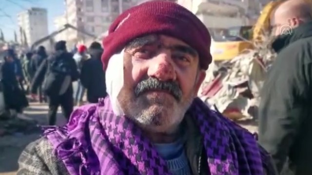 Depremde aracın üzerine düşerek kurtulan kişi enkaz başında ailesinden haber bekliyor