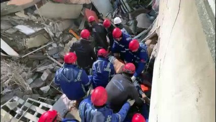 UMUT 2 APARTMANI'NIN ENKAZINDAN YABANCI UYRUKLU BİR KİŞİ KURTARILDI