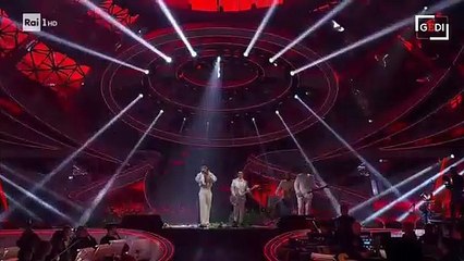 Sanremo, Blanco si infuria e sfascia il palco prendendo a calci i fiori. Fischiato dal pubblico