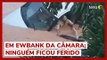 Vídeo mostra passageiros conseguindo sair de carro arrastado por enxurrada em Minas Gerais