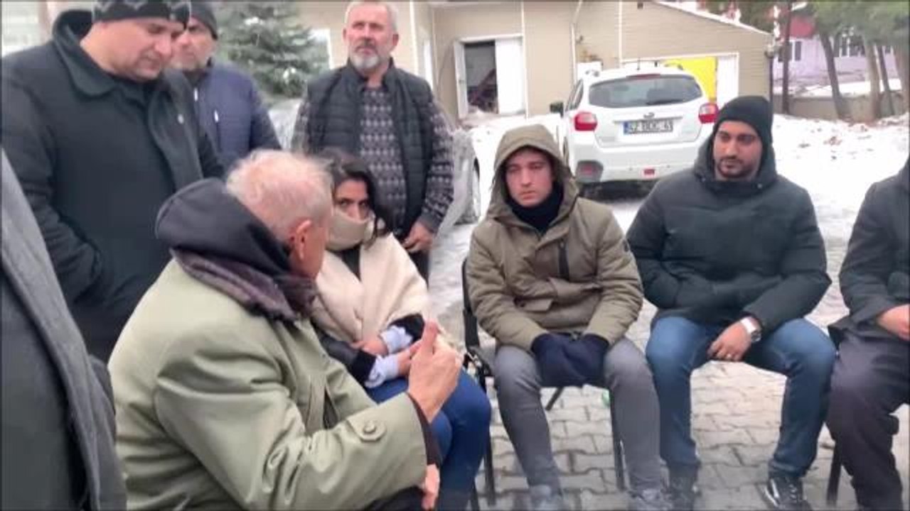 Afşin'de Enkazın Altındaki Yakınlarının Kurtarılmasını Bekleyen Vatandaşlar: "Bu Gece de Bir Yardım Ulaşmazsa Sağ Olanı da Kaybederiz"
