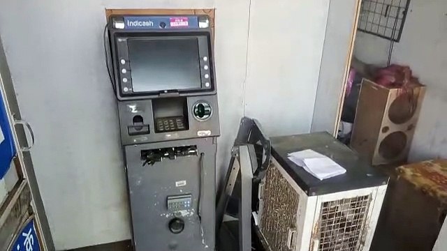 एटीएम को तोड़कर लाखों की नकदी लूटने का प्रयास