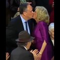 Usa, virale il video del bacio sulle labbra fra la first lady Jill Biden e il marito della Emhoff