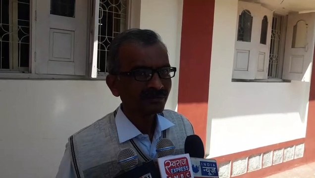 गांधी पर छात्र के कविता पढऩे पर उठे सवाल, शिक्षक को डीइओ ने दिया नोटिस