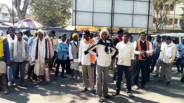 जनसुनवाई में कलेक्टर के नहीं मिलने से ग्रामीण नाराज, विरोध में नारेबाजी