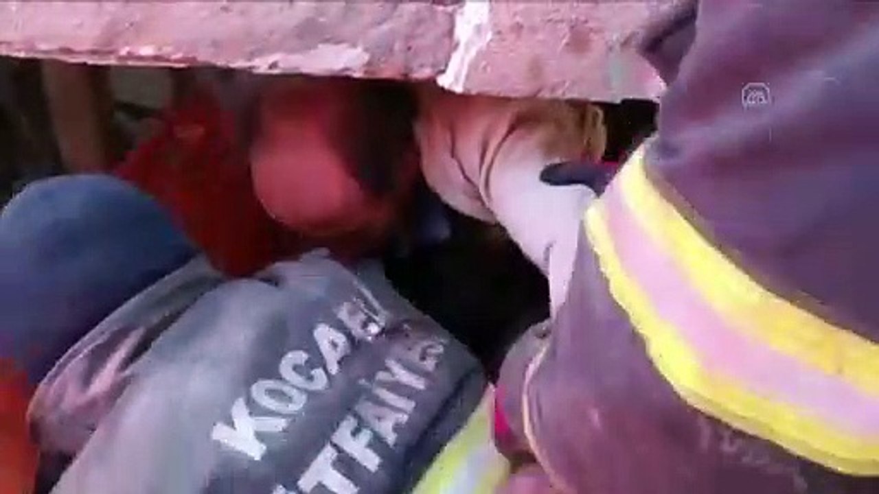 Adıyaman'ın Besni ilçesinde depremde yıkılan binanın enkazında kalan kişi, 60 saat sonra çıkartıldı.