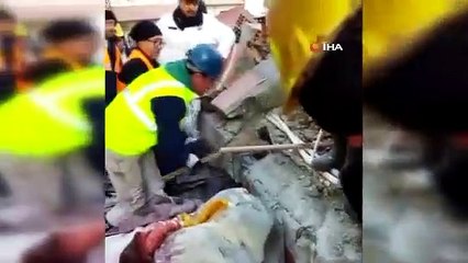 "Korkma, geldik" diyen AFAD ekibine minik Sare'den ağlatan cevap: "Acele etmeyin, bir şeyim yok"