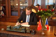 Türkiye'nin Prag Büyükelçiliği'nde taziye defteri açıldıBüyükelçiler taziye defterini imzaladı