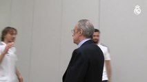 Florentino Pérez saluda a los jugadores antes de la semifinal ante el Al Ahly