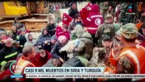 Sobrevivientes del terremoto en Turquía esperan noticias de sus familiares