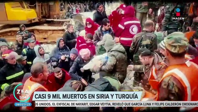 Sobrevivientes del terremoto en Turquía esperan noticias de sus familiares