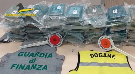 Droga giunta in un carico di banane dall'Ecuador: arrestato narcotrafficante (08.02.23)