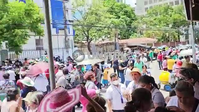 Maestros toman Dirección Departamental de Educación en Santa Cruz, tras marcha por ítems y contra malla curricular