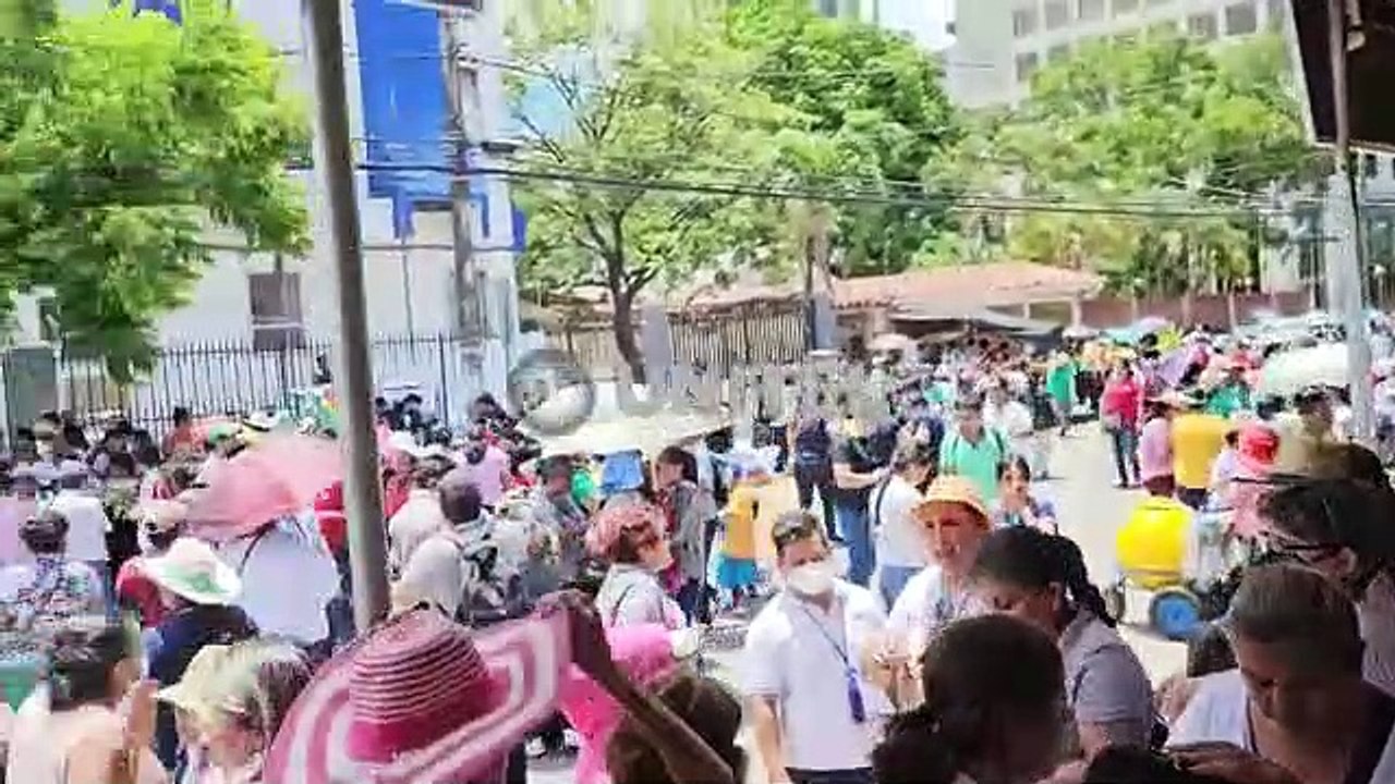 Maestros toman Dirección Departamental de Educación en Santa Cruz, tras marcha por ítems y contra malla curricular