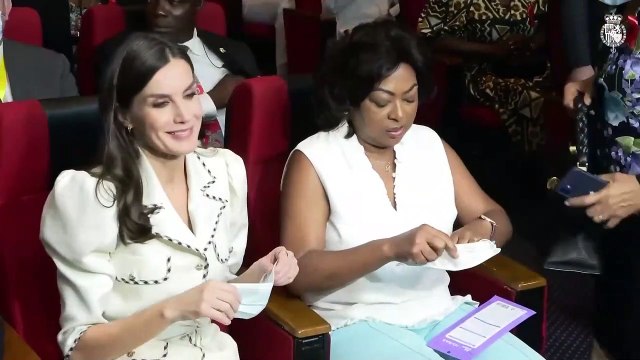 La Reina Letizia sorprende con un look de safari y alpargatas... ¡Ideal!