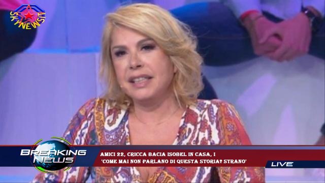 Amici 22, Cricca bacia Isobel in casa, i 'Come mai non parlano di questa storia? Strano'