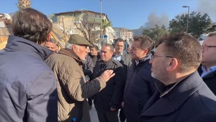 Depremzededen Babacan'a: "Oğlumu Çıkartamıyorlar. Benim Bir Tane Oğlum Var"