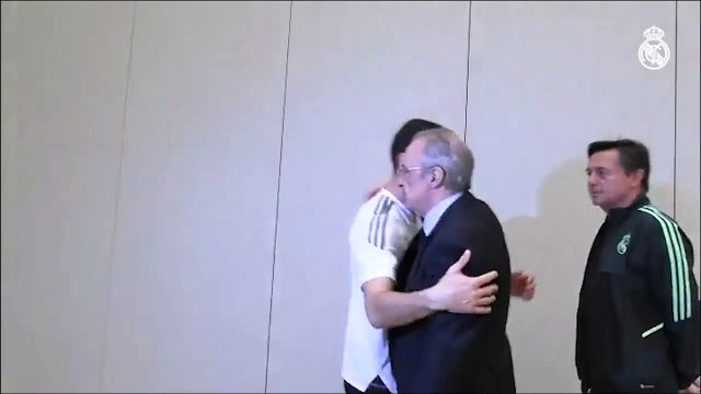 Florentino Pérez saluda a los jugadores antes de la semifinal ante el Al Ahly