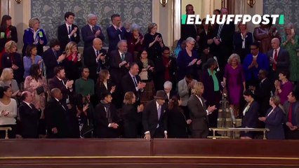 Jill Biden y el marido de Kamala Harris se besan en los labios accidentalmente en un acto