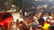 Um vídeo viralizou ao mostrar cariocas jogando truco e tomando cerveja enquanto as ruas da cidade alagavam nesta terça-feira (7). Diversos pontos do Rio de Janeiro, na Rocinha, na Baixada Fluminense, estão alagados após forte chuva.