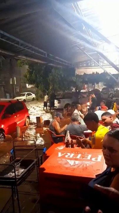 Um vídeo viralizou ao mostrar cariocas jogando truco e tomando cerveja enquanto as ruas da cidade alagavam nesta terça-feira (7). Diversos pontos do Rio de Janeiro, na Rocinha, na Baixada Fluminense, estão alagados após forte chuva.