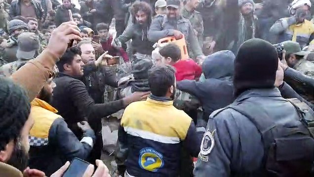انتشال طفلين على قيد الحياة من تحت الأنقاض في بسنايا السورية