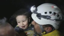 İdlib'de enkazdan çıkarılan çocuk ekiplerle oyun oynadı