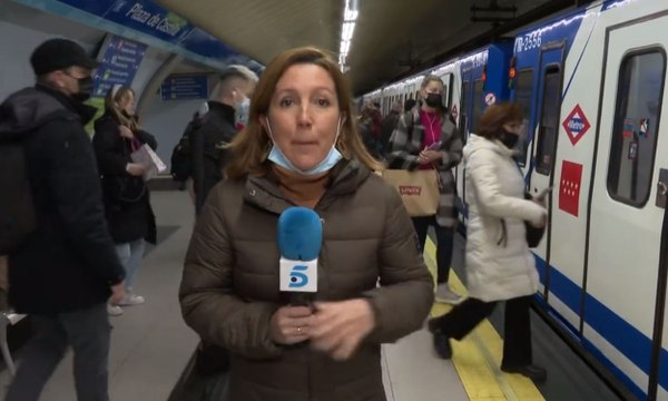 El vídeo viral de unos informativos sobre el fin de las mascarillas que ha desatado las risas: Esto es cine