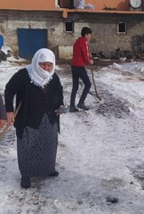 Düvesini satıp, parasını depremzedelere bağışladı