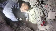 Suriye'de depremin 3'üncü gününde bir çocuk enkazdan sağ çıkarıldı