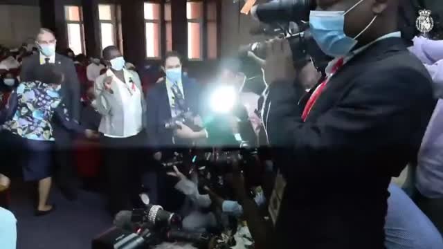 La reina visita una maternidad en Luanda (Angola) acompañada de la primera dama del país