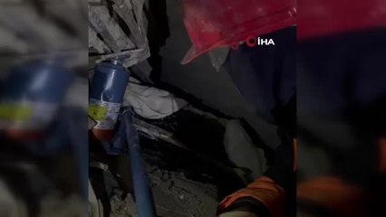 Enkaz altındaki Elif ile itfaiye çavuşunun duygu dolu konuşması