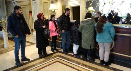 Yüzlerce depremzede Van'daki otellere yerleştirildi