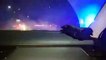Un conducteur balance des feux d'artifice sur une voiture de police...