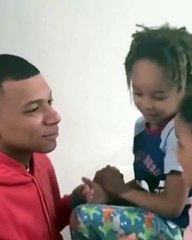 Kylian Mbappé est un tonton en or... trop mignon avec les enfants