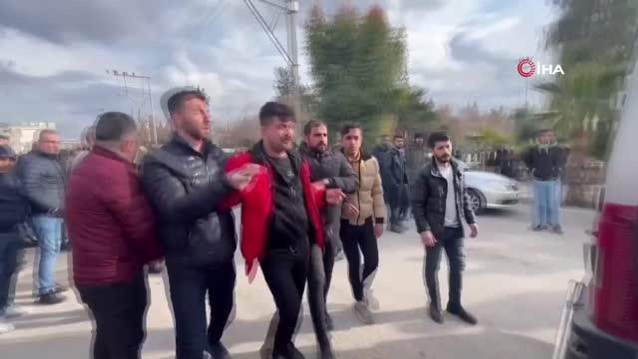 Depremde enkaz altında hayatını kaybeden aile memleketinde defin edildi