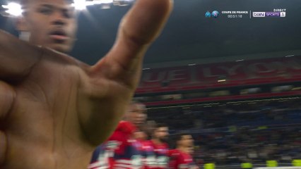 Enervé, Tiago Djaló repousse le cameraman !