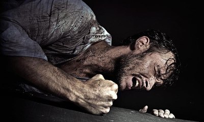 "صبرنا يا رب" سوري يبكي وهو يحتضن طفله المتوفي