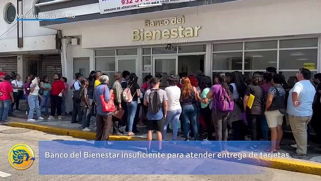 Largas filas en el Banco del Bienestar por entrega de tarjetas a jóvenes