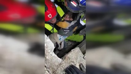 Macar ekip 1,5 yaşındaki bebeği enkazdan kurtardı