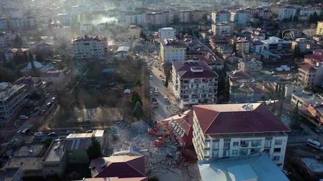 İslahiye'de yıkılan binaların enkazında arama kurtarma çalışmaları sürüyor