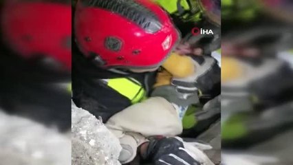 Macar ekip 1,5 yaşındaki bebeği enkazdan sağ çıkardı