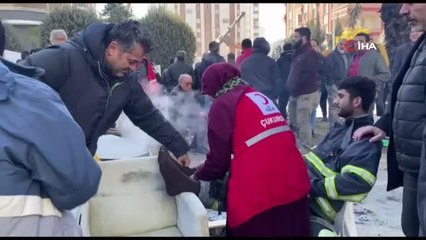 Enkaz başında ayakları şişti, yardımına Kızılay gönüllüsü Leman teyze koştu