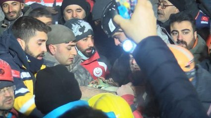 MALATYA'DA, 65 SAAT SONRA ENKAZDAN SAĞ KURTARILDI