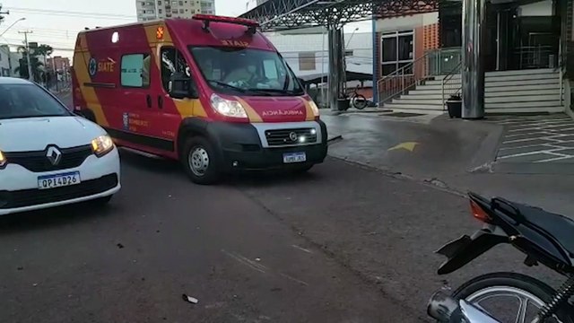 Motociclistas ficam feridos em colisão entre carro e moto na Rua Treze Maio