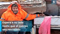Entre los escombros, padre se aferra a la mano de su hija muerta en Turquía