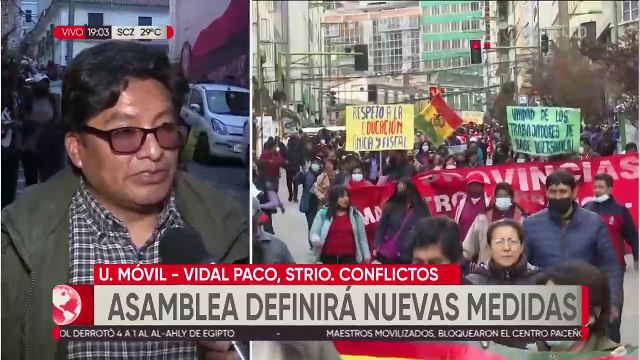 Maestros y padres de familia marchan y activan bloqueos en el centro paceño en rechazo a la nueva malla curricular 